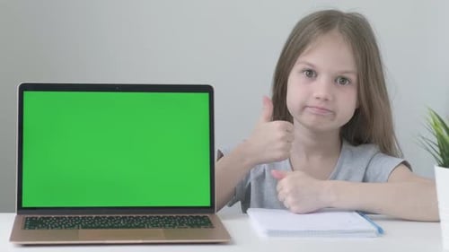 Menina da escola estudando lição de casa durante aulas on-line em casa