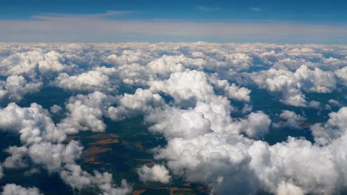 Belle vue imprenable sur le ciel depuis l'avion. Vue aérienne des nuages au-dessus du paysage depuis