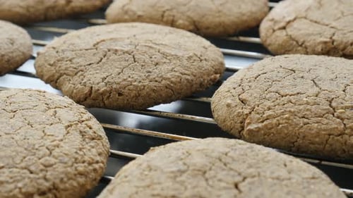 Kippen auf gesundem Brotprodukt auf Backblech 4K 2160p 30fps UltraHD-Aufnahmen - Nahaufnahme von frischem b