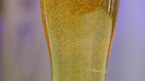 Kaltes helles Bier im Glas auf einem bläulich verschwommenen Hintergrund