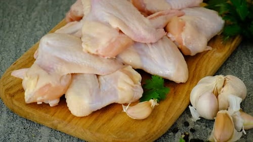 Alitas de pollo crudas en una tabla