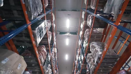 Étagères avec des marchandises dans un centre logistique