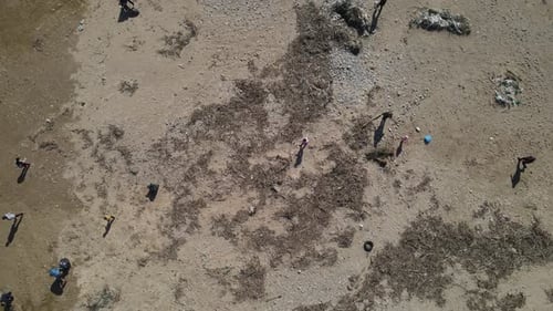 Freiwillige reinigen den Strand