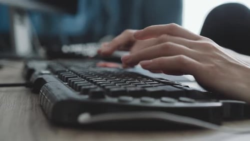Ansicht weiblicher Hände, die schnell auf der Tastatur auf verschwommenem Hintergrund tippen
