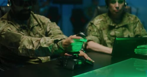 Soldat mit Fernsteuerungsgerät