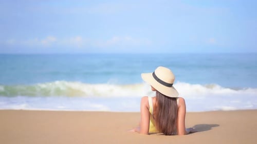 Asiatische Frau genießt den schönen Strand, das Meer und das Meer