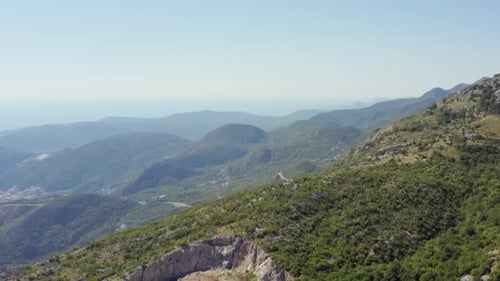 Drohnenvideo von Bergketten mit Klippen und Klippen