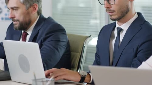 Geschäftsleute arbeiten an Laptops