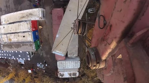 Zeitraffer beim Neupositionieren und Bewegen von Containern von LKW-Kran