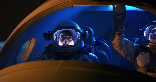 Männliche und weibliche Astronauten navigieren im Raumschiff