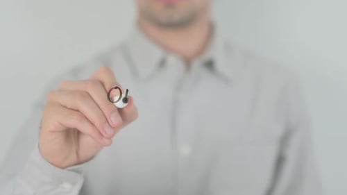 Nachlassplaner schreibt auf transparentem Bildschirm