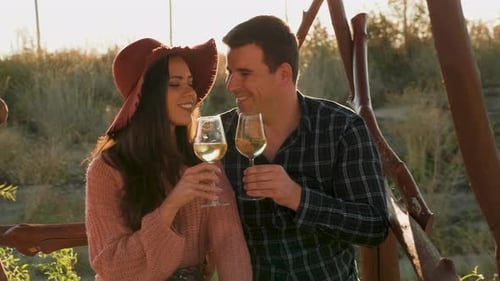 Couple de verres de vin dans la lumière chaude du coucher du soleil