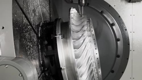 Bearbeitung eines Teils auf einem Vertikalfräs-Bearbeitungszentrum