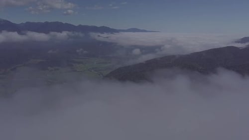 Von Wolken bedecktes Tal