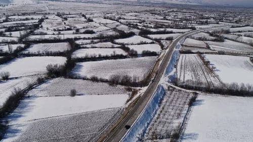 Autofahren auf einer Straße mit Schnee