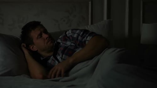 Homme se réveillant la nuit souffrant d'insomnie, d'un travail stressant, d'une literie inconfortable