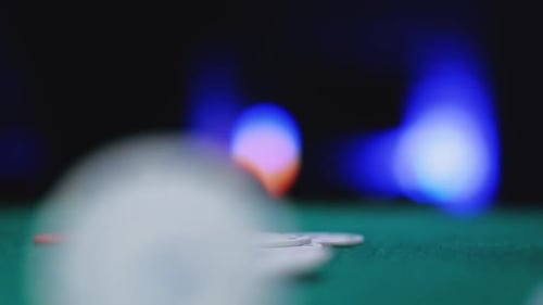 Les jetons de poker de casino tombent sur un fond de feutre vert