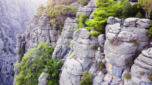 Riesige spektakuläre Felsen Epischer Flugdrohnenflug über das berühmte Gebirgstal Riesige