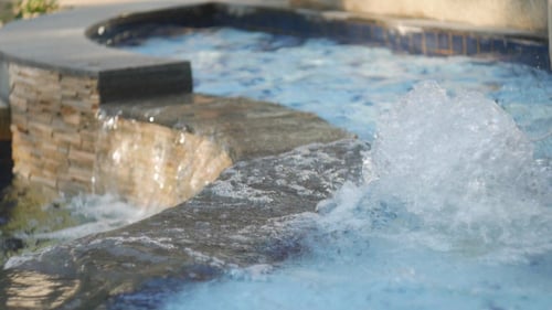 Kleiner Springbrunnen im Pool