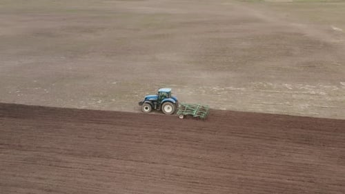 Traktor pflügt das Feld. Vorbereitung des Bodens für die Aussaat