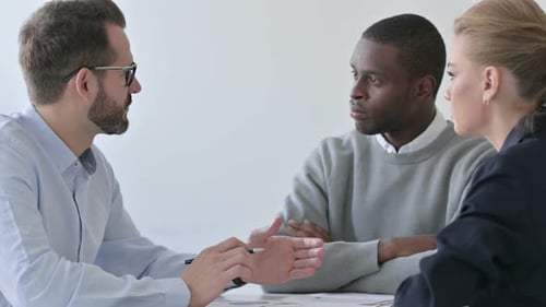 Un homme d'affaires sérieux parle à des collègues de bureau