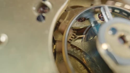 Moving Gold Gears im Inneren des Taschenuhrmechanismus