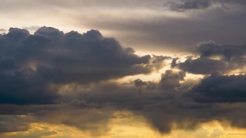 Stürmische Wolken bewegen sich bei Sonnenuntergang sanft am roten Himmel. Zeitraffer. Cloud-Raum.