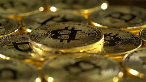 Las monedas de Bitcoin giran en círculo y brillan. De cerca