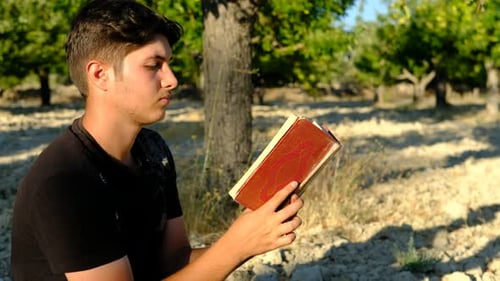 Muslimischer Mann liest heilige Bücher