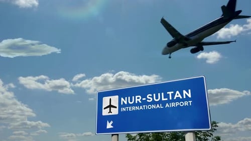 Atterrissage d'un avion à Nur-Sultan, Astana, Kazakhstan, aéroport de Nursultan