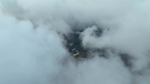 Au-dessus de la ville dans les nuages vue aérienne 4 K