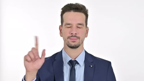 Porträt eines jungen Geschäftsmannes, der Nein sagt, mit Fingerzeichen, weißer Hintergrund