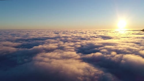 Por encima de las nubes