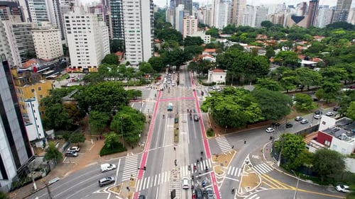 Cruzamento famoso: Avenida Reboucas e Avenida Brasil em São Paulo Brasil.