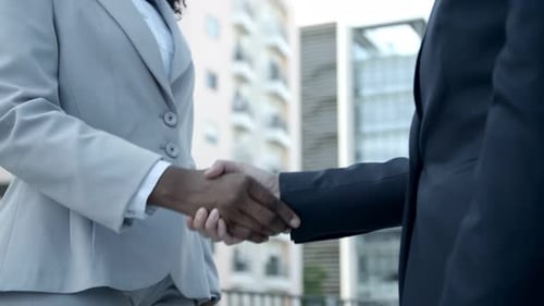 Zeitlupenaufnahme von Geschäftspartnern beim Händeschütteln