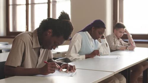 Studenten schreiben in der Prüfung