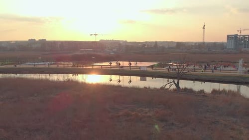 Vue aérienne par Drone du coucher du soleil, du parc, de