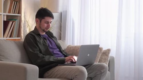 Nachdenkliche Problemlösung für Mitarbeiter Man Home