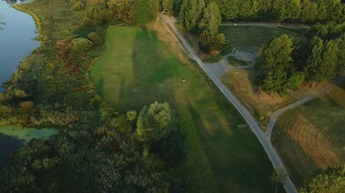 Stadtpark. Amphitheater aus Stein. Gewundene Fußwege sind sichtbar. Luftbildfotografie.