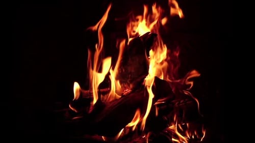 Kamin, rotes Lagerfeuer auf schwarzem Hintergrund in Zeitlupe
