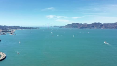 Voiliers rapides dans les eaux vertes de l'océan Pacifique au Golden Gate Bridge