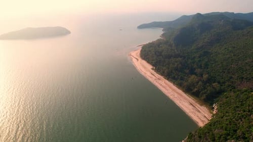 4K-Luftaufnahme der Drohnenbewegung auf wunderschönem Meer. Sonnenuntergang über Meereswellen und Sandstrand.