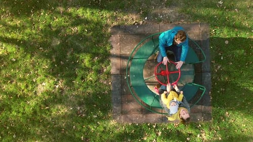 Luftaufnahme einer Familie, die beim Karussell eine Drohne sucht, Zagreb, Kroatien.