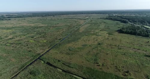 Vista superior de prados e rios verdes