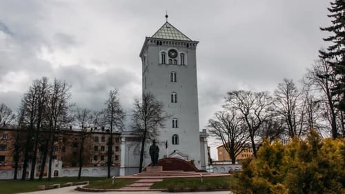 Kirchturm bei bewölktem Wetter.
