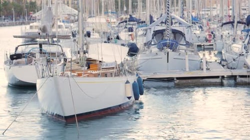Stationnement pour yachts et bateaux en bord de mer à Barcelone