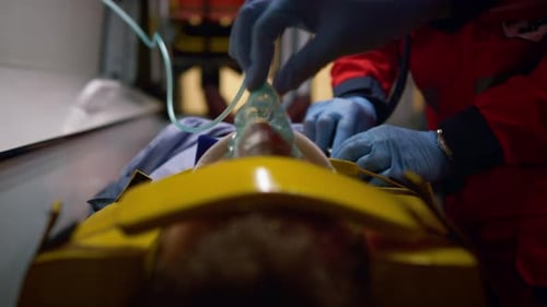 Paramédicos rescatan a la víctima en un automóvil de emergencia