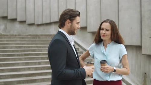Manager mit Coffee To Go sprechen auf der Straße