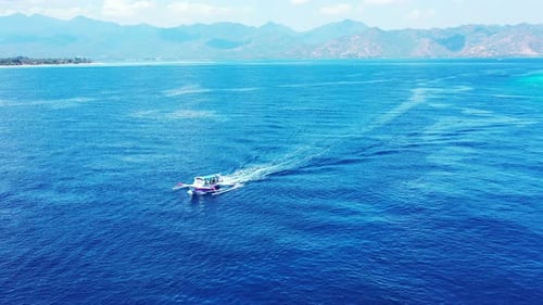 Barco de turismo que navega por el mar azul hacia hermosos destinos en islas tropicales con tierras vírgenes