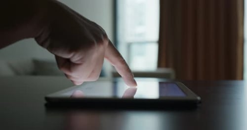 Frau nutzt Tablet-Computer zu Hause
